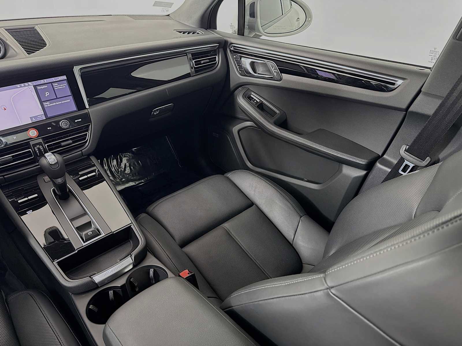 Certified 2025 Porsche Macan image 25