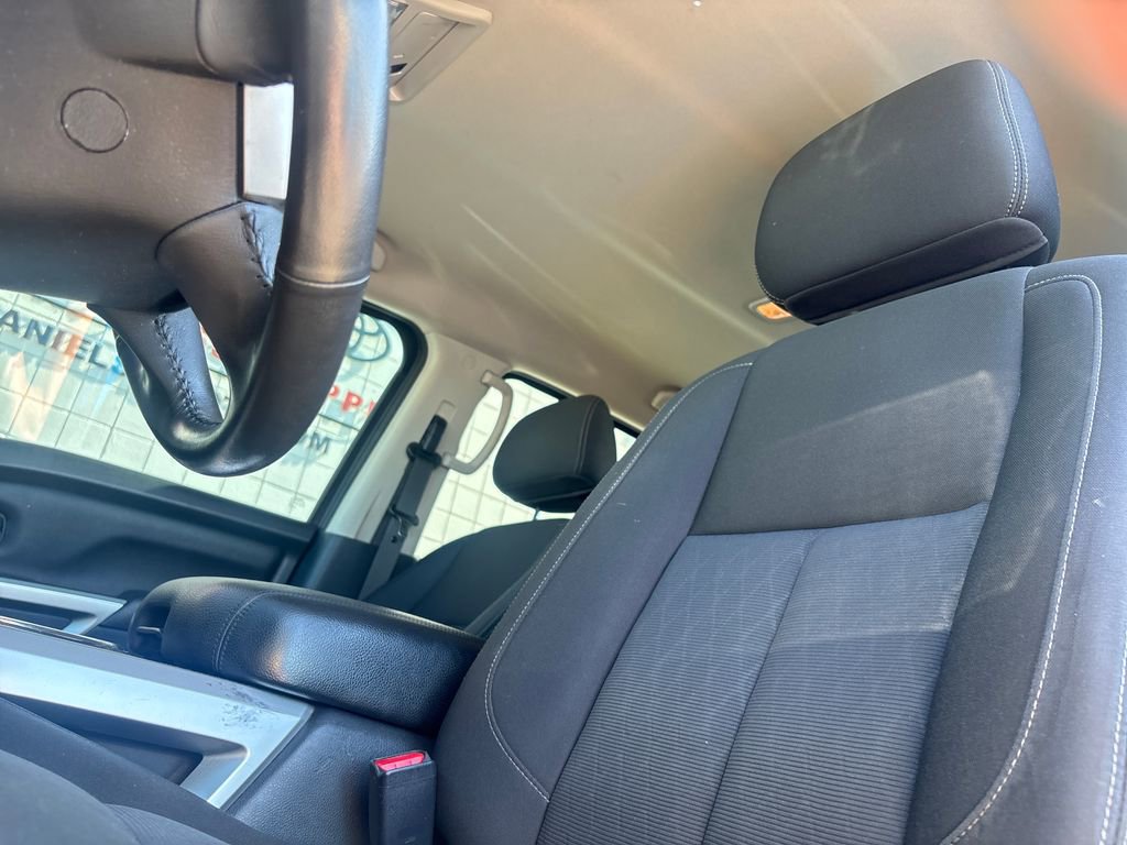 Used 2018 Nissan Titan SV w/ SV Convenience Package RWD image 3