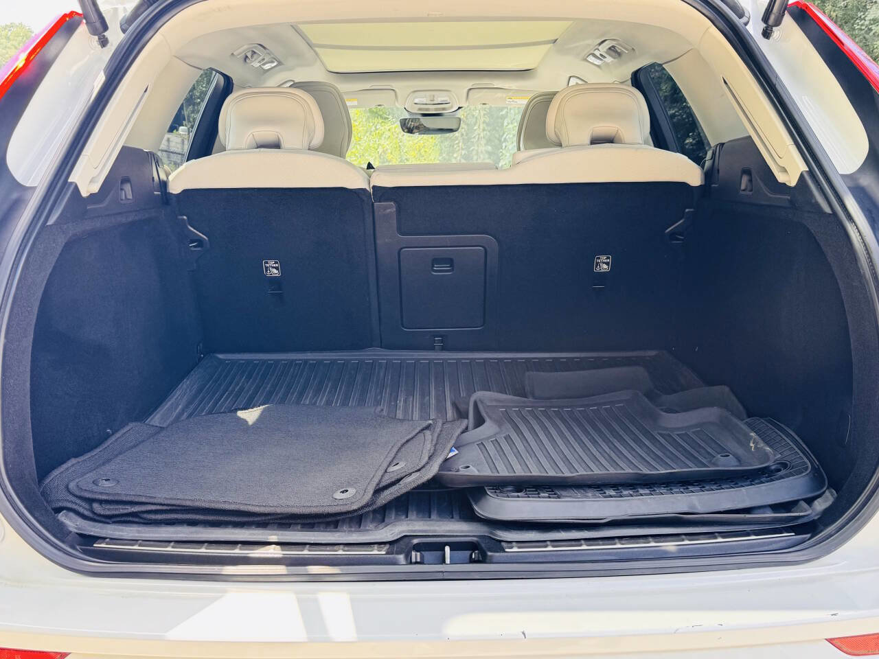 Used 2022 Volvo XC60 B5 Momentum image 18