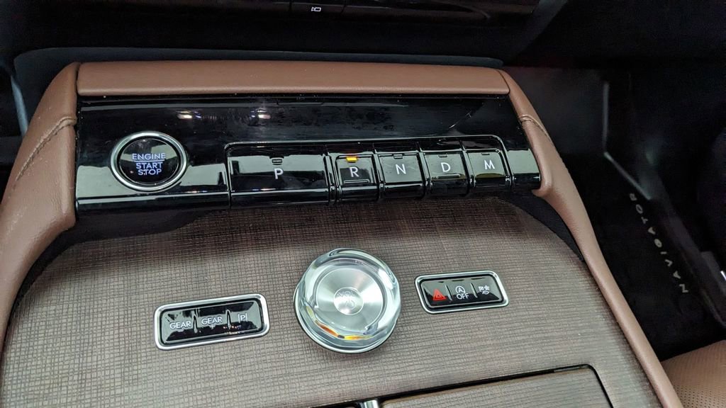 Used 2025 Lincoln Navigator Reserve image 33