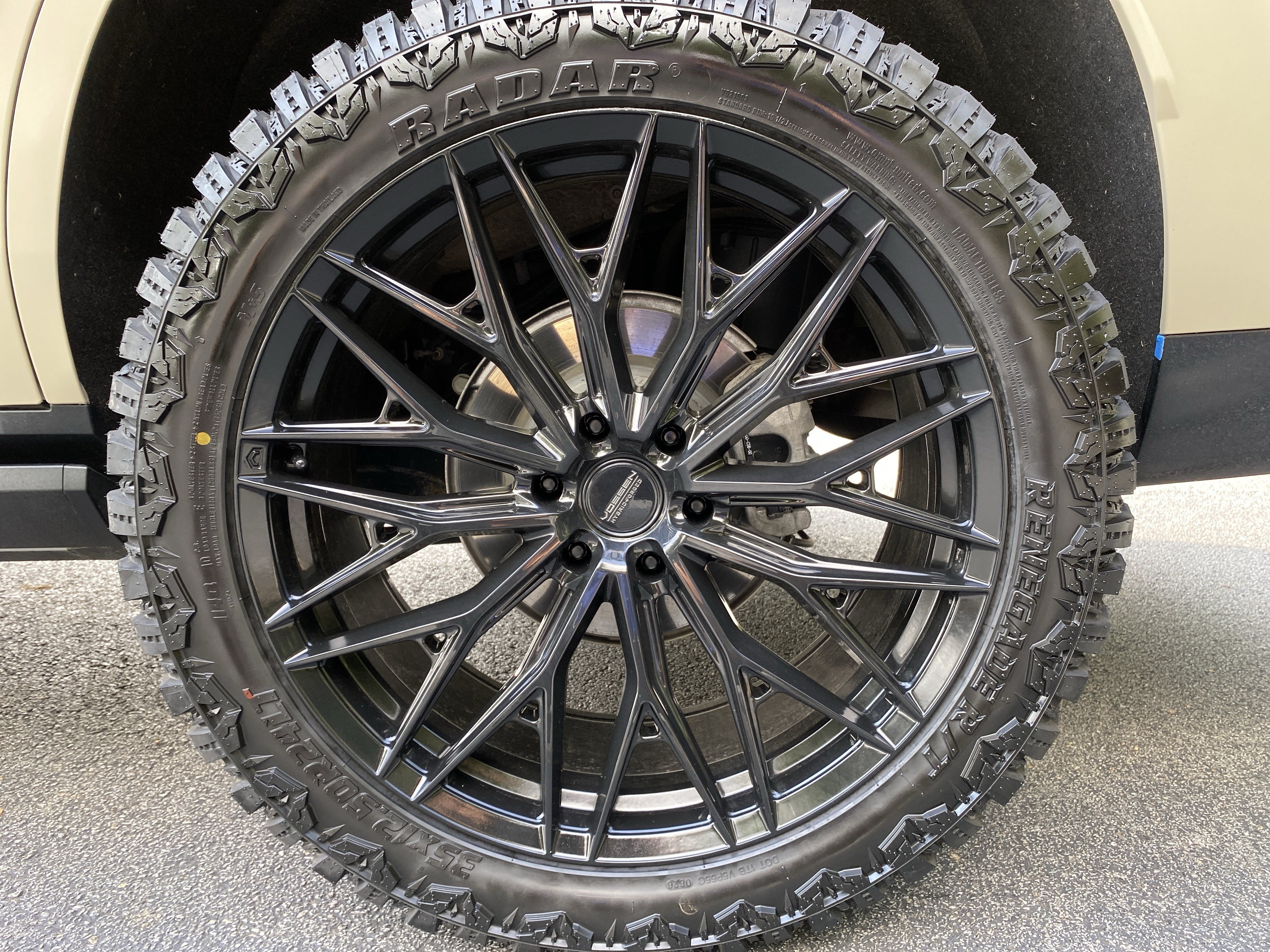 Used 2025 Cadillac Escalade Sport Platinum w/ LPO, Floor Liner Package AWD/4WD image 46