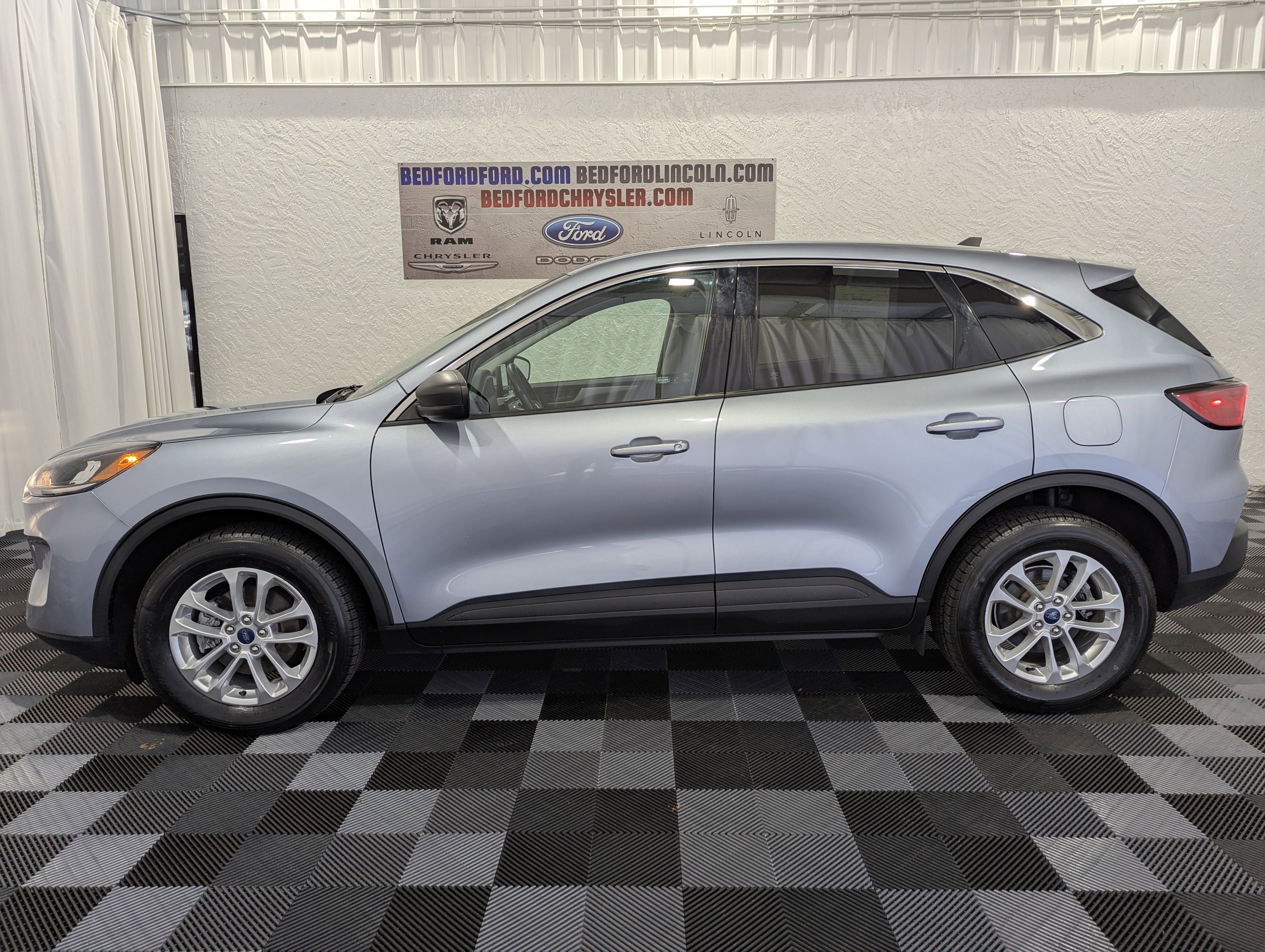 Used 2022 Ford Escape SE w/ Cold Weather Package AWD/4WD image 2