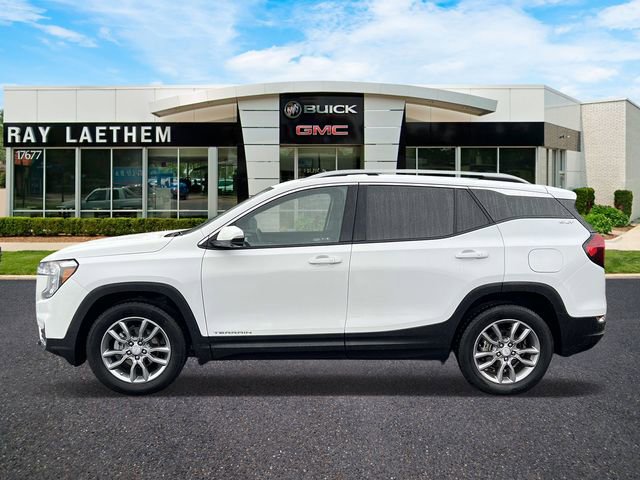 Used 2022 GMC Terrain SLT w/ Tech Package image 2