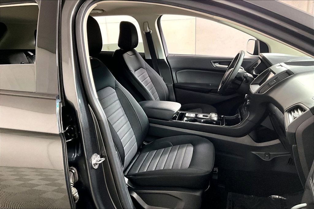 Used 2020 Ford Edge SE image 7