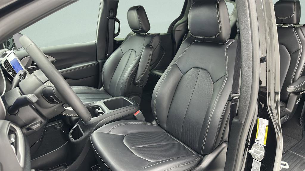 Used 2025 Chrysler Pacifica Select FWD image 14