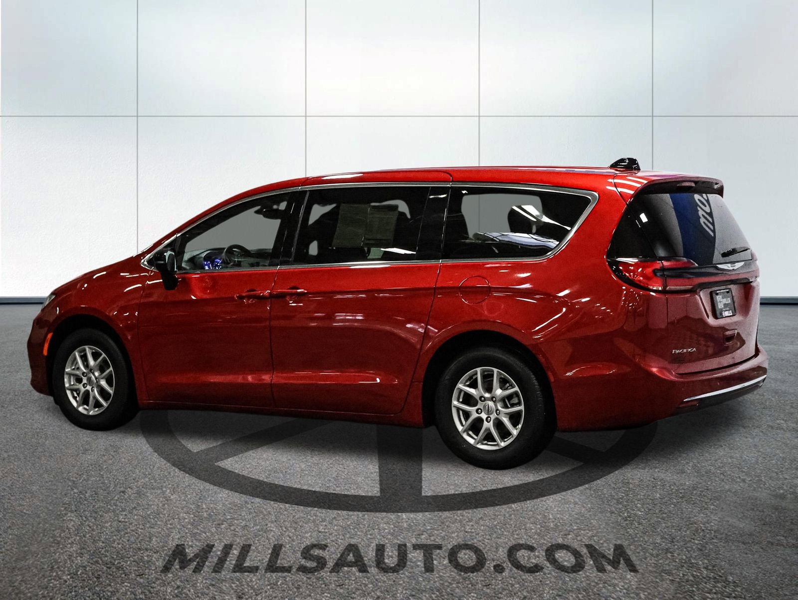Used 2025 Chrysler Pacifica Select FWD image 4