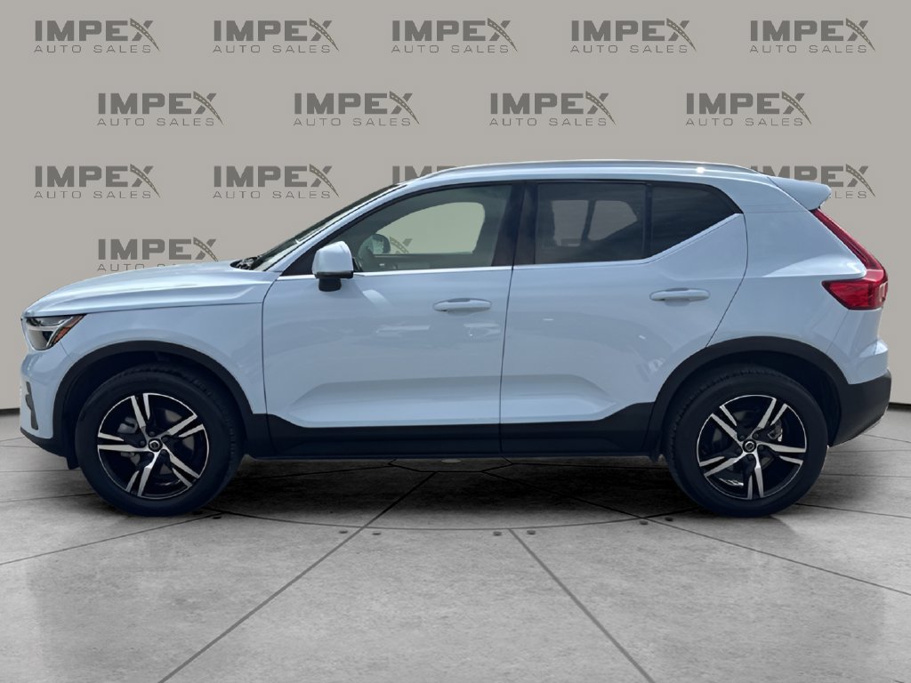 Used 2025 Volvo XC40 B5 Core AWD/4WD image 2