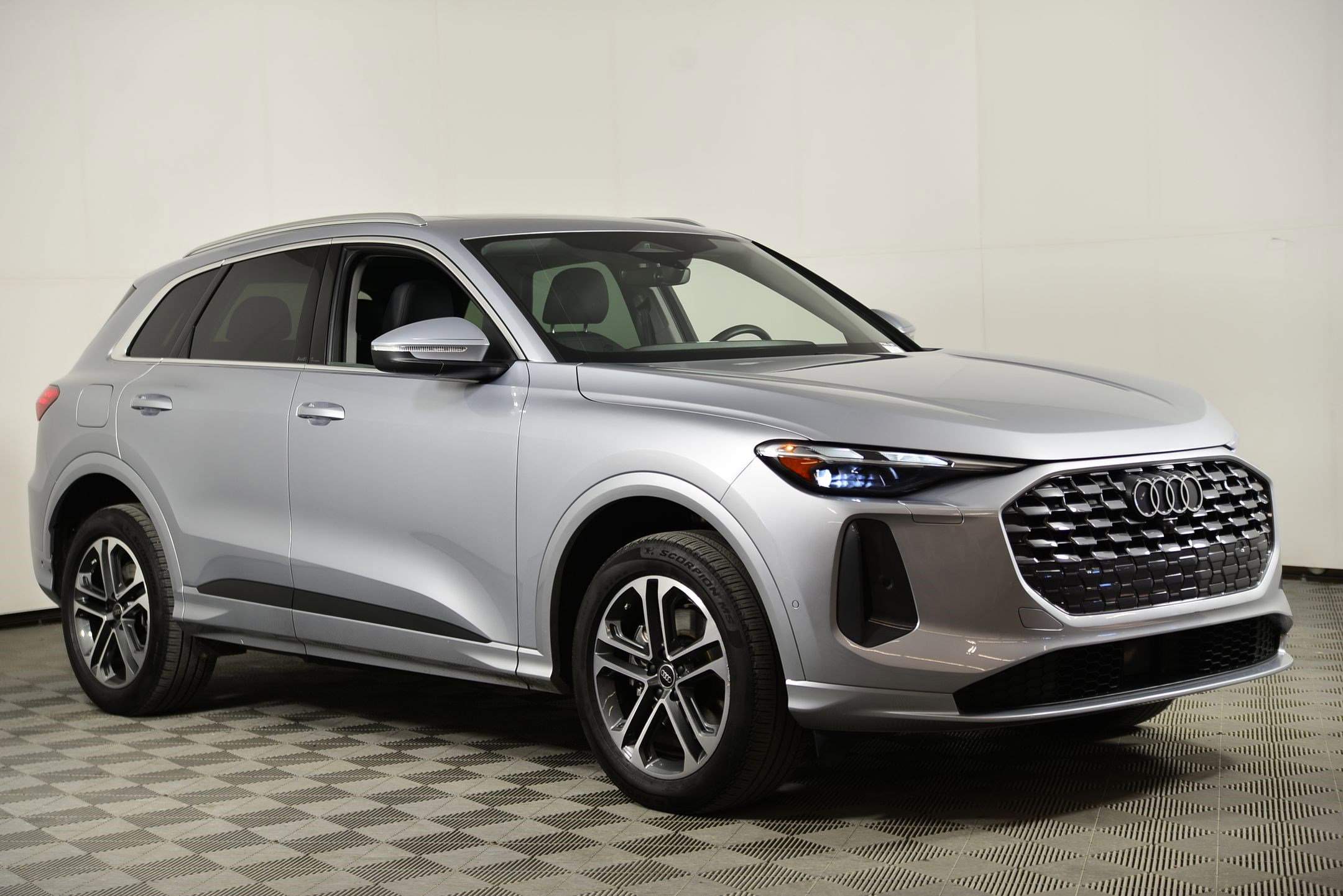 Used 2025 Audi Q5 Premium w/ Convenience Package image 6