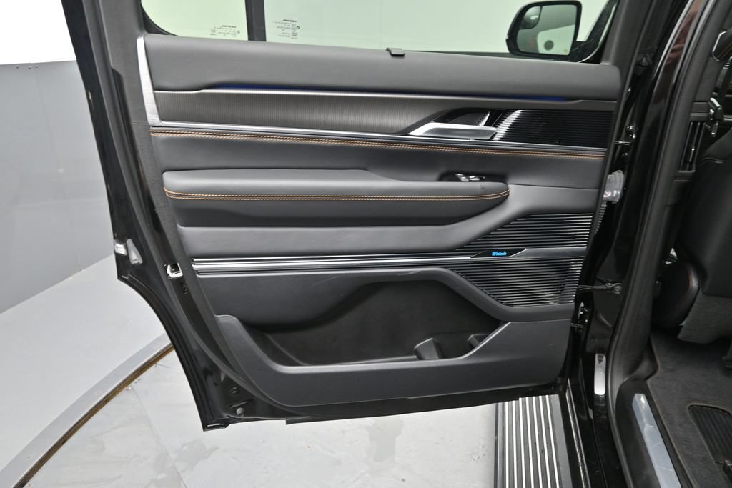 Used 2025 Jeep Grand Wagoneer Series III w/ Rear Seat Video Group 1 AWD/4WD image 18