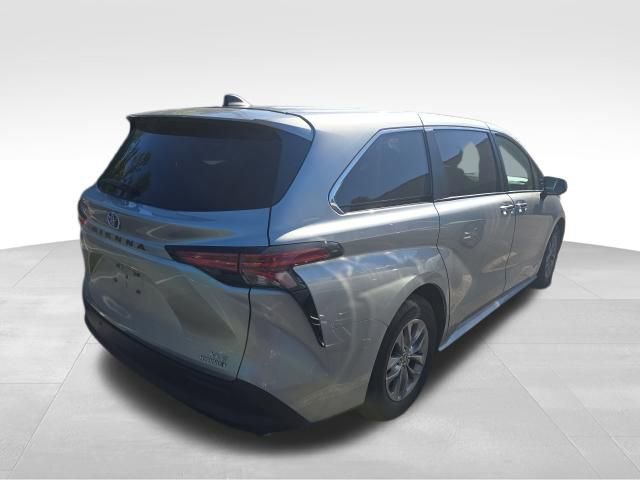 Used 2021 Toyota Sienna XLE FWD image 5