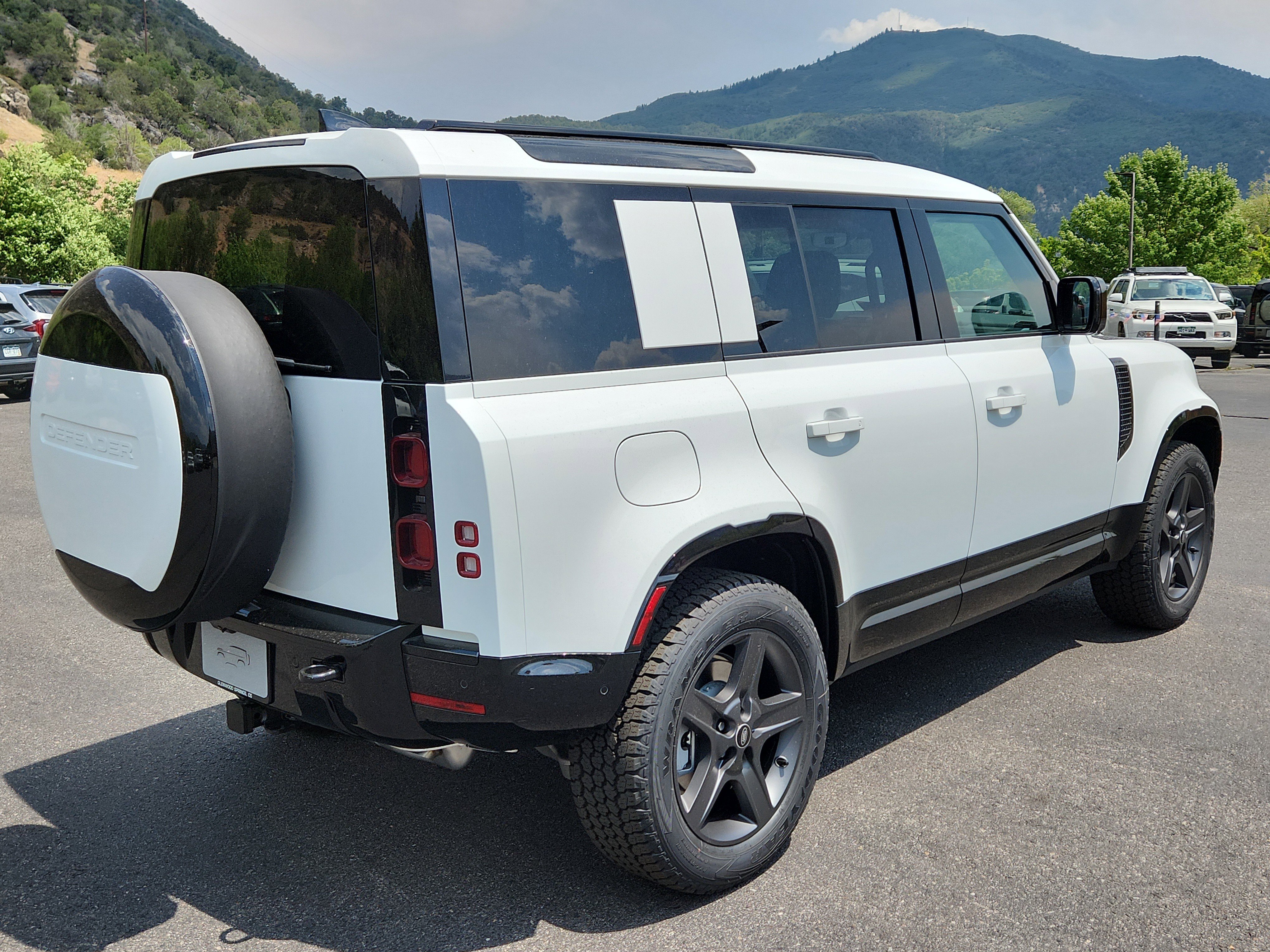 New 2025 Land Rover Defender 110 X-Dynamic SE image 3