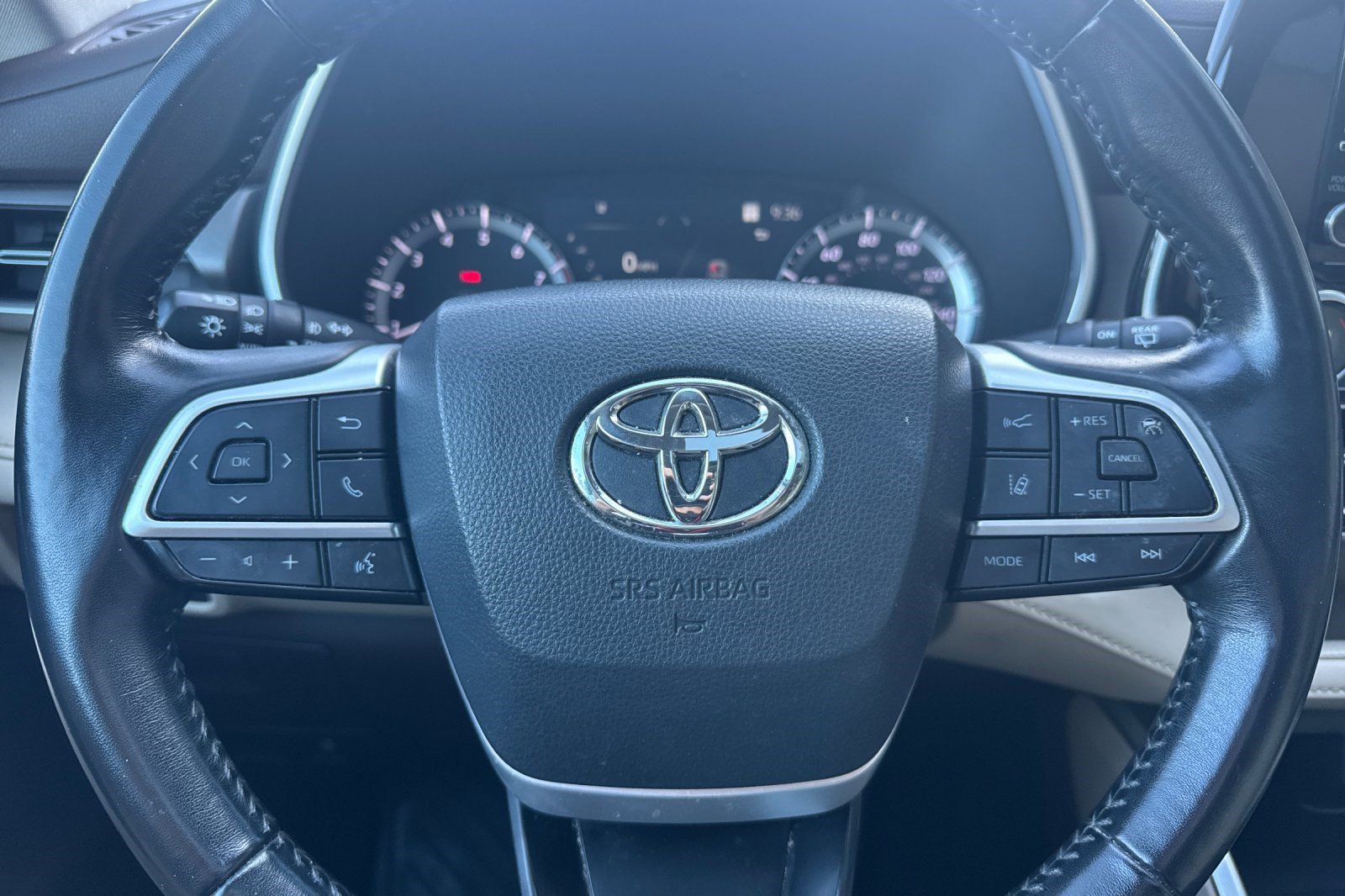 Used 2022 Toyota Highlander XLE AWD/4WD image 11