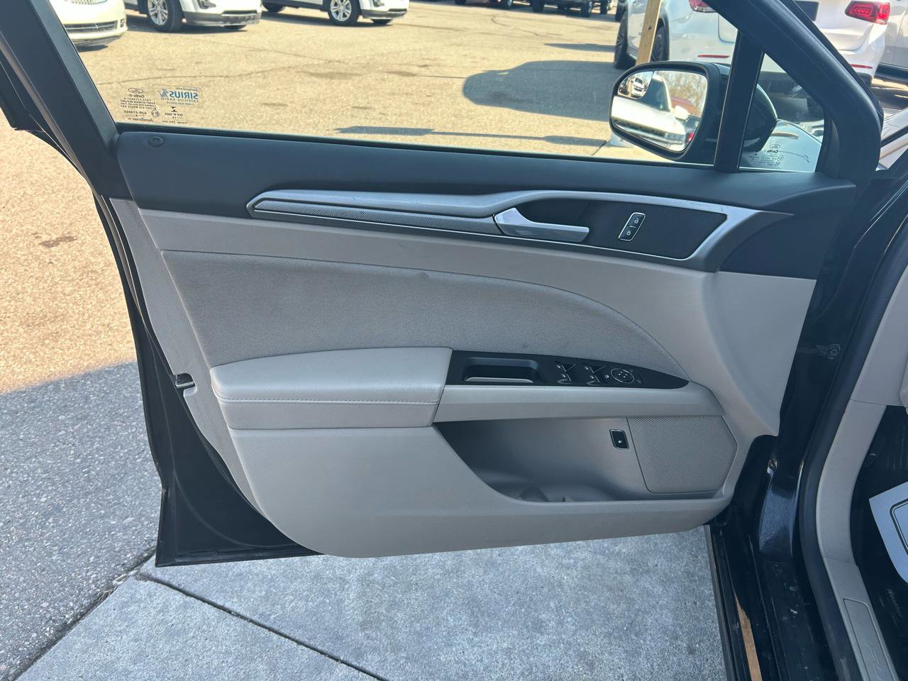 Used 2017 Ford Fusion SE image 14