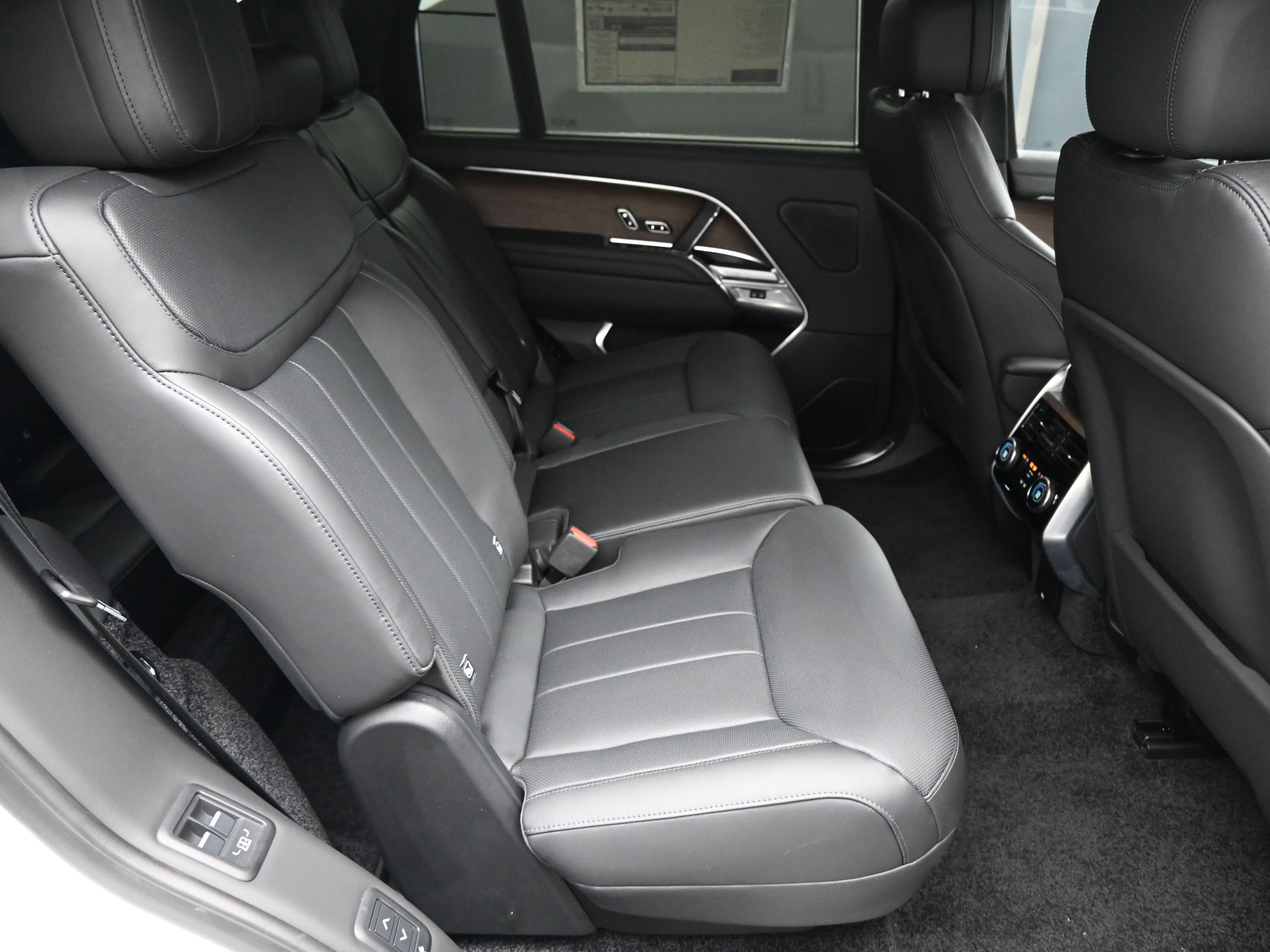New 2025 Land Rover Range Rover Long Wheelbase SE image 9