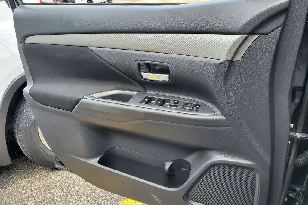 Used 2014 Mitsubishi Outlander ES FWD image 13
