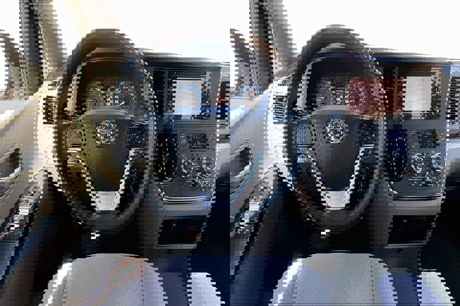 Used 2018 Toyota Sienna LE image 5