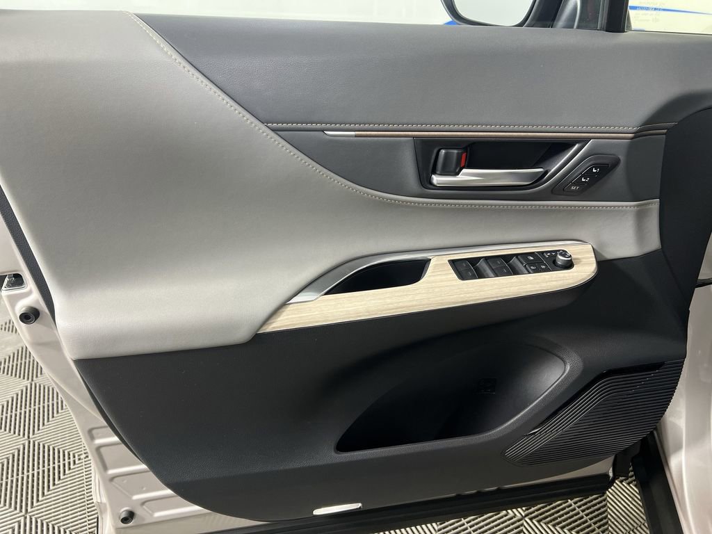 Used 2024 Toyota Venza Limited image 21