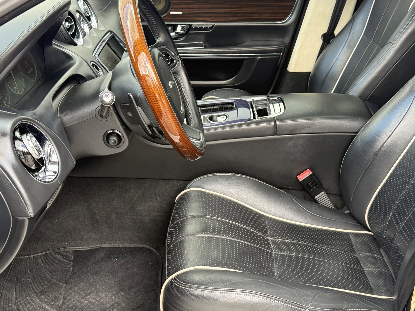 Used 2012 Jaguar XJ L RWD image 18