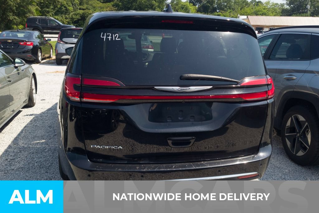 Used 2024 Chrysler Pacifica Touring-L FWD image 4