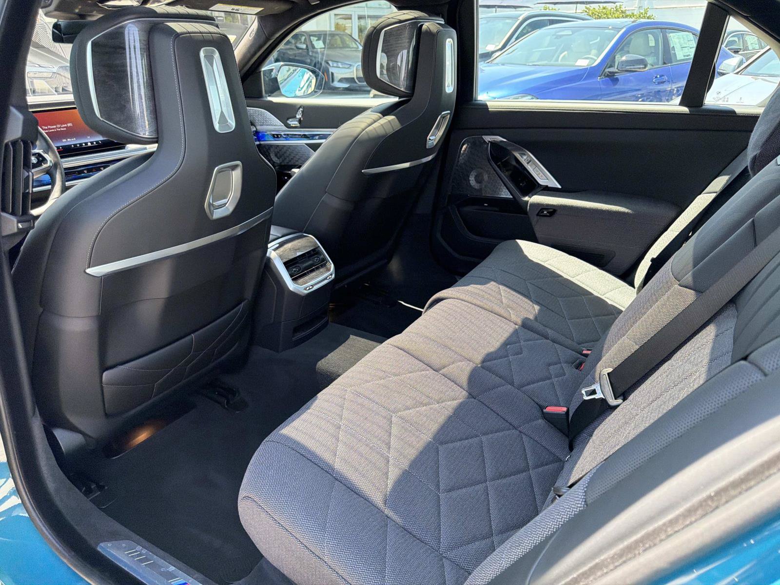 Used 2025 BMW i7 M70 AWD/4WD image 12