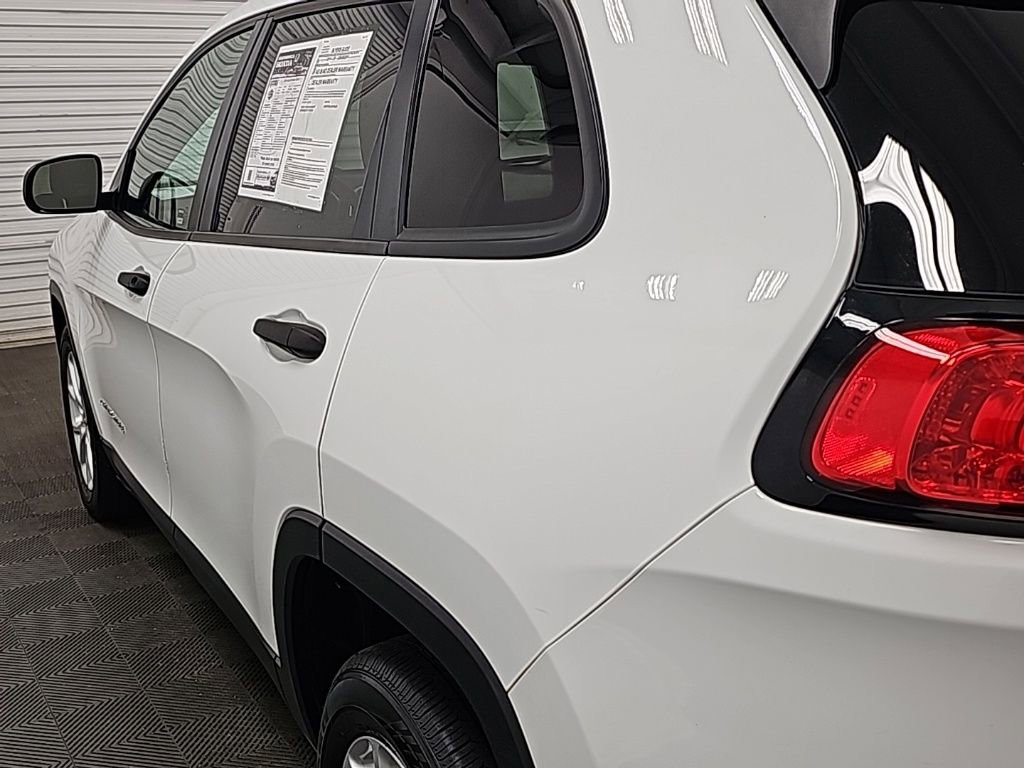 Used 2016 Jeep Cherokee Sport image 7