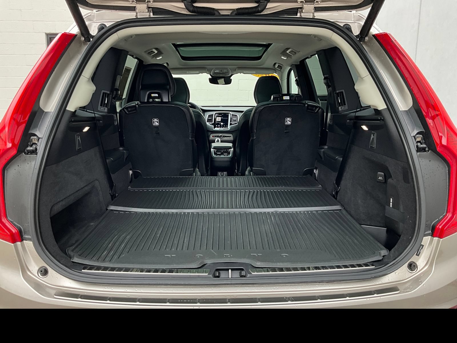 Certified 2023 Volvo XC90 B6 Ultimate w/ Protection Package Premier AWD/4WD image 11