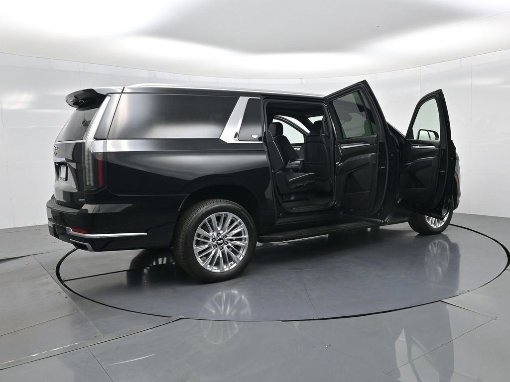 Used 2025 Cadillac Escalade ESV Premium Luxury image 4