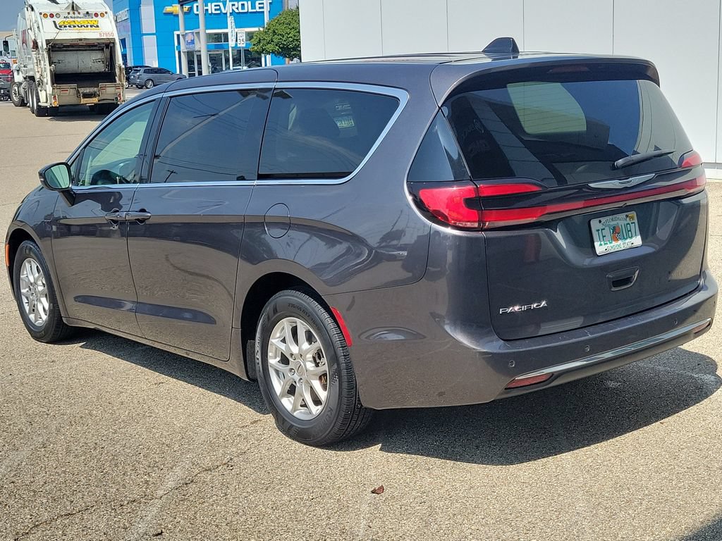 Used 2023 Chrysler Pacifica Touring-L FWD image 3