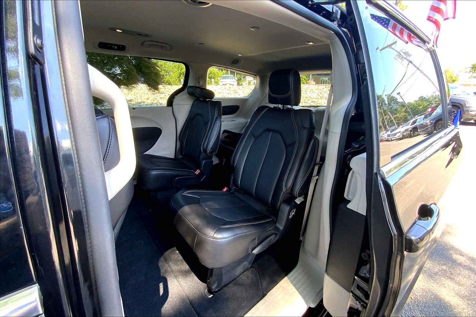 Certified 2023 Chrysler Pacifica Touring-L AWD/4WD image 15