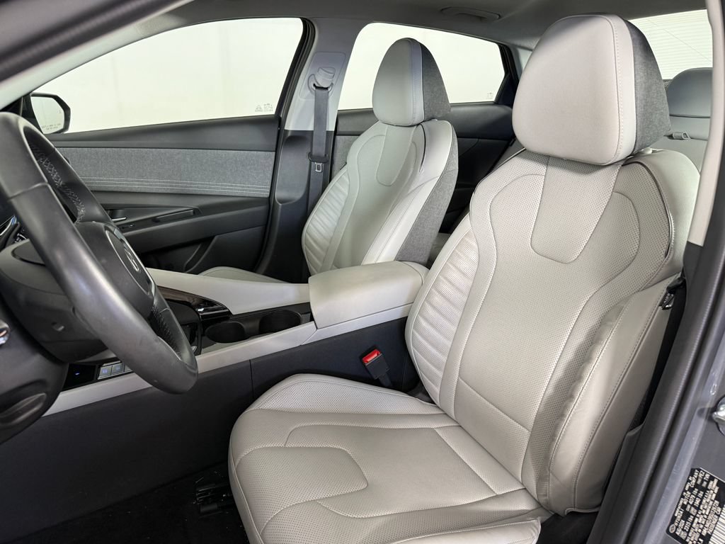 Certified 2025 Hyundai Elantra Limited FWD image 29