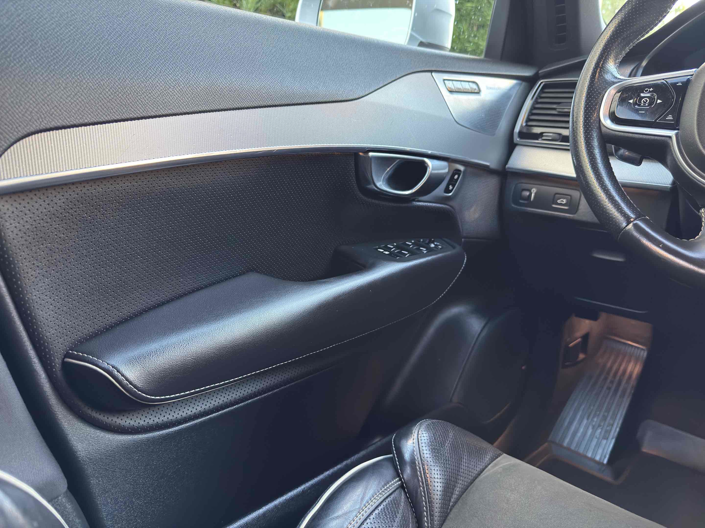 Used 2016 Volvo XC90 T6 R-Design w/ Vision Package image 34