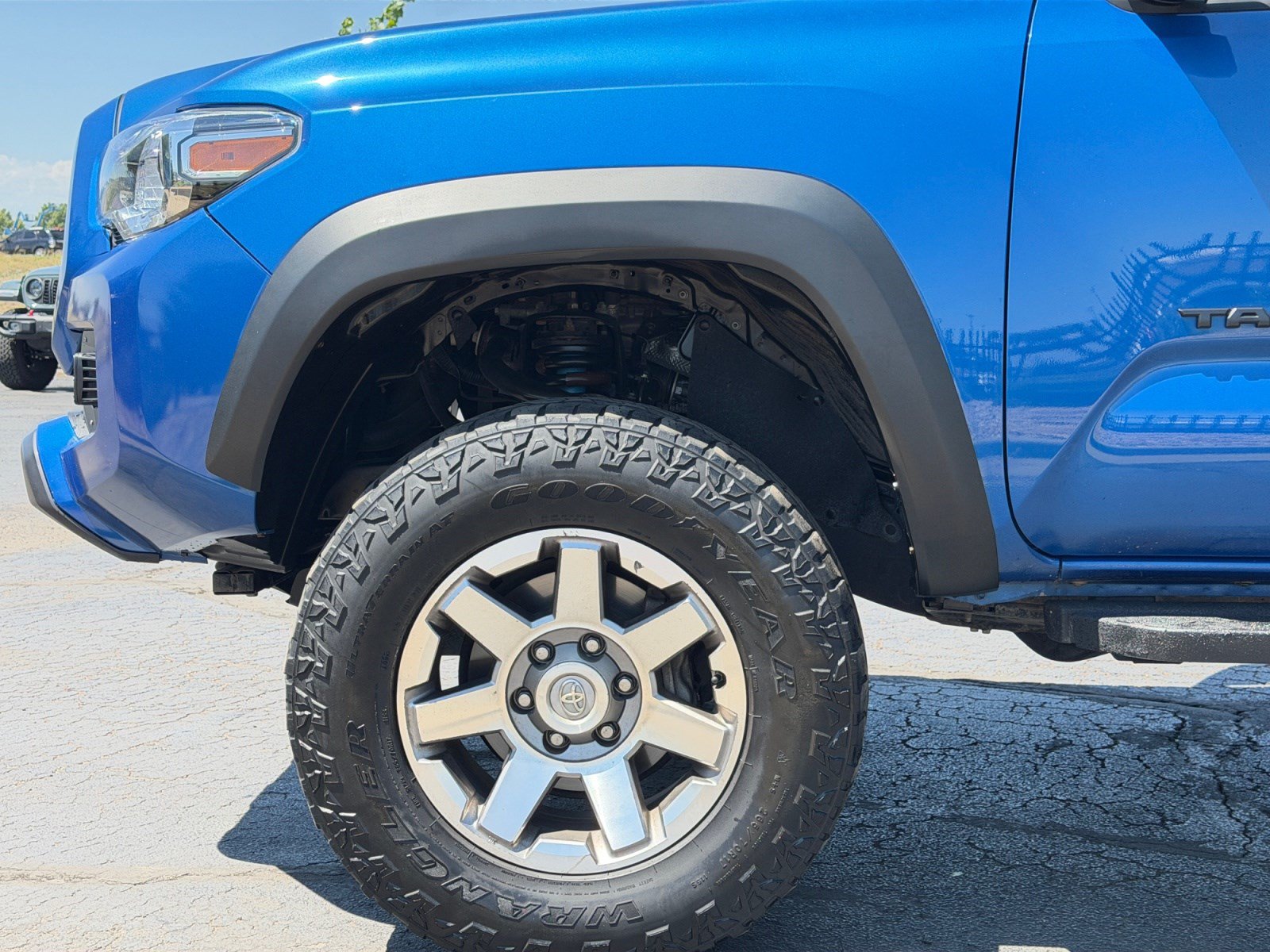 Used 2018 Toyota Tacoma TRD Off-Road w/ Technology Package AWD/4WD image 24