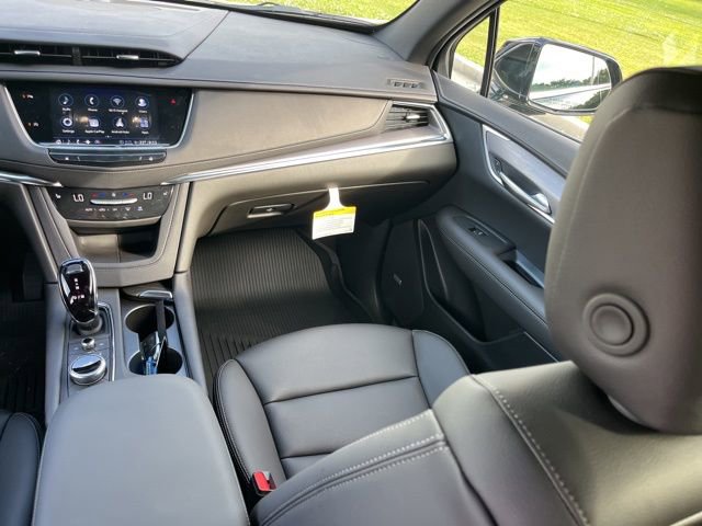 New 2026 Cadillac XT5 Luxury w/ LPO, ONYX Package image 32
