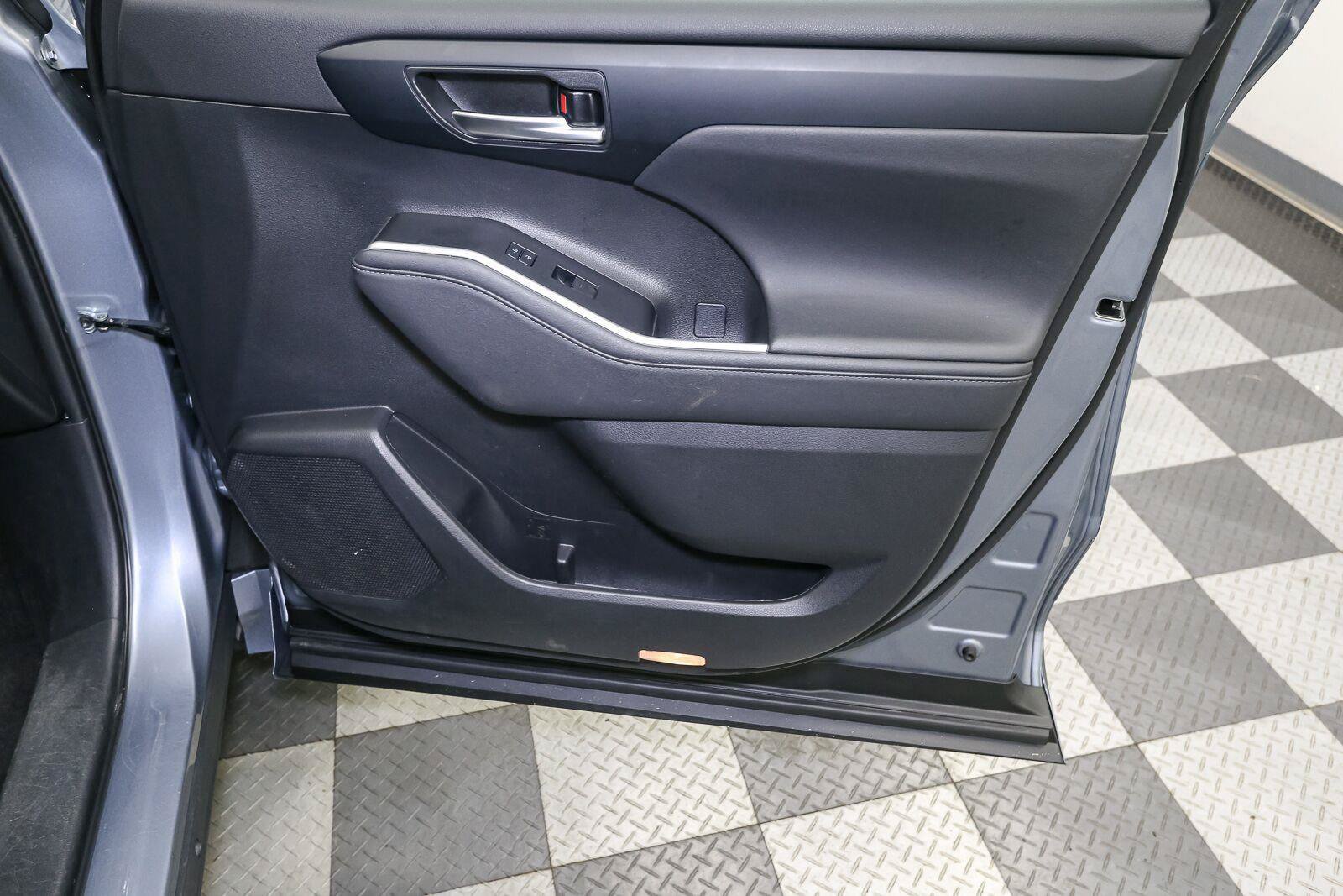 Used 2023 Toyota Highlander XLE AWD/4WD image 22