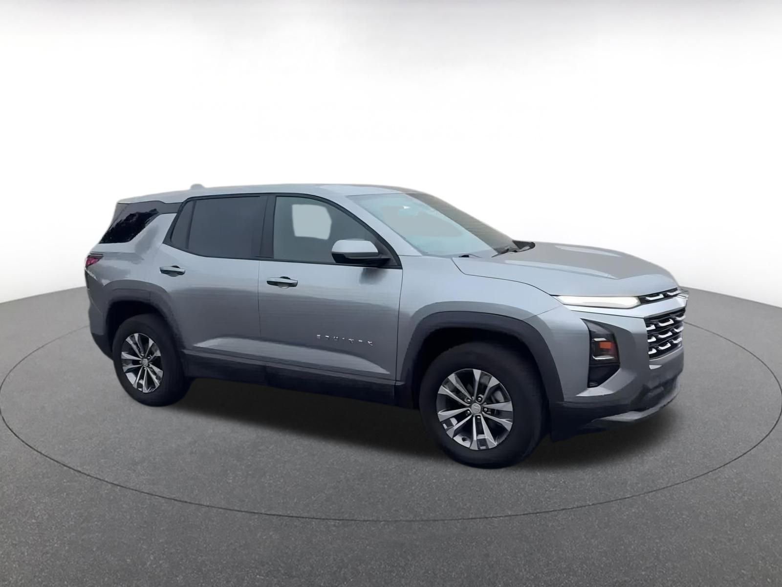 Used 2025 Chevrolet Equinox LT image 2