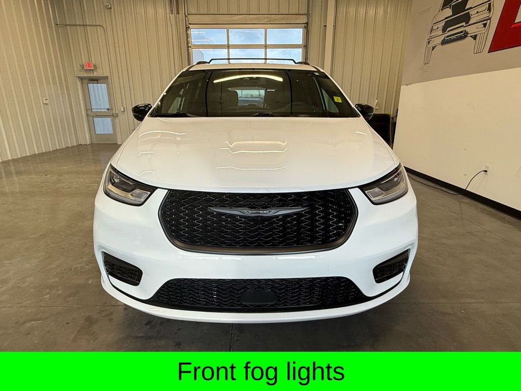 Used 2025 Chrysler Pacifica Limited image 14