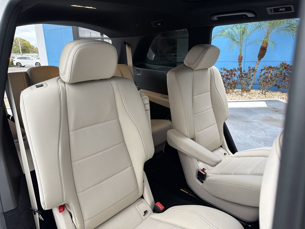 Used 2023 Mercedes-Benz GLS 450 4MATIC w/ AMG Line Exterior image 25