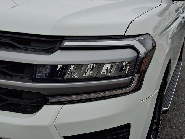 Used 2023 Ford Expedition XLT image 12