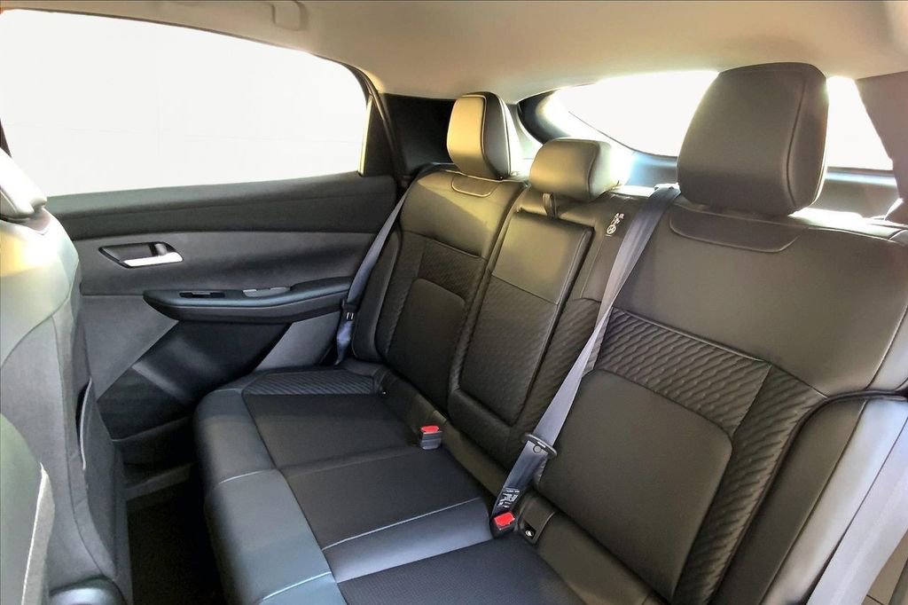 New 2026 Nissan Leaf Platinum+ w/ Floor Mat Package (Platinum+) image 11