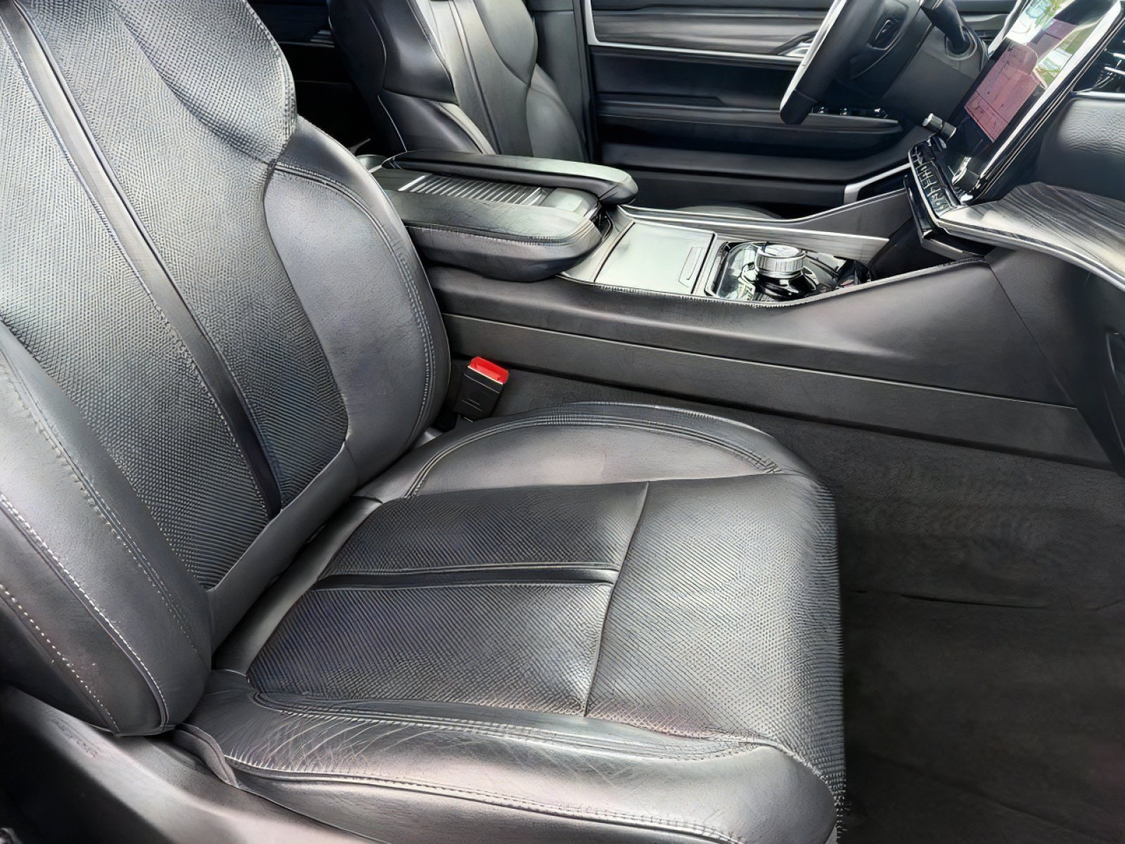 Used 2024 Jeep Wagoneer Series II w/ Flexible Seating Group RWD image 11
