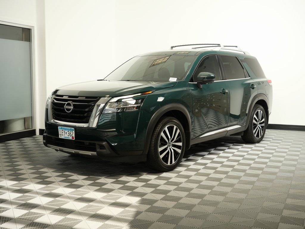 Used 2023 Nissan Pathfinder Platinum w/ Cargo Package image 3