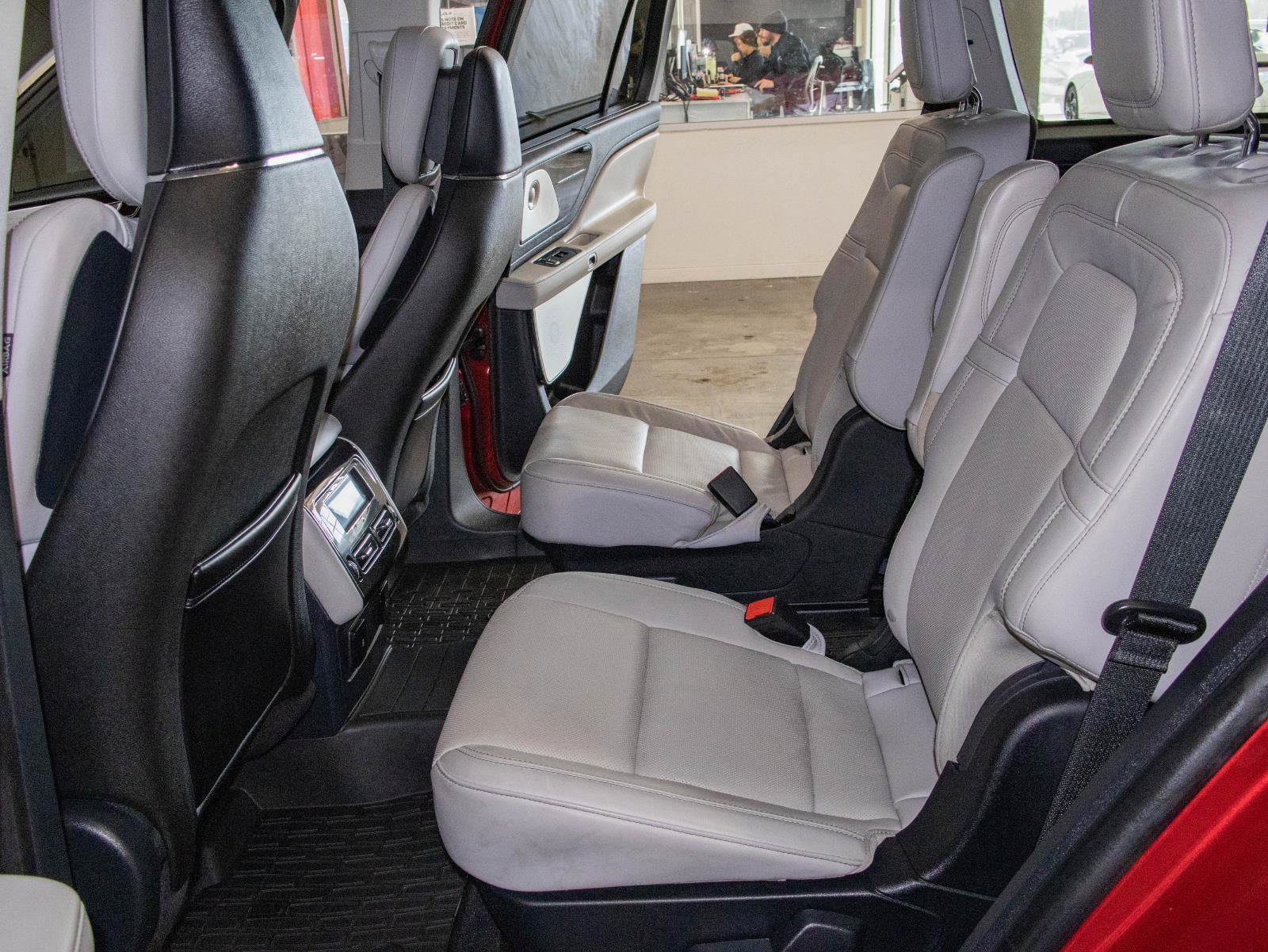 Used 2025 Lincoln Aviator Reserve w/ Equipment Group 201A image 15