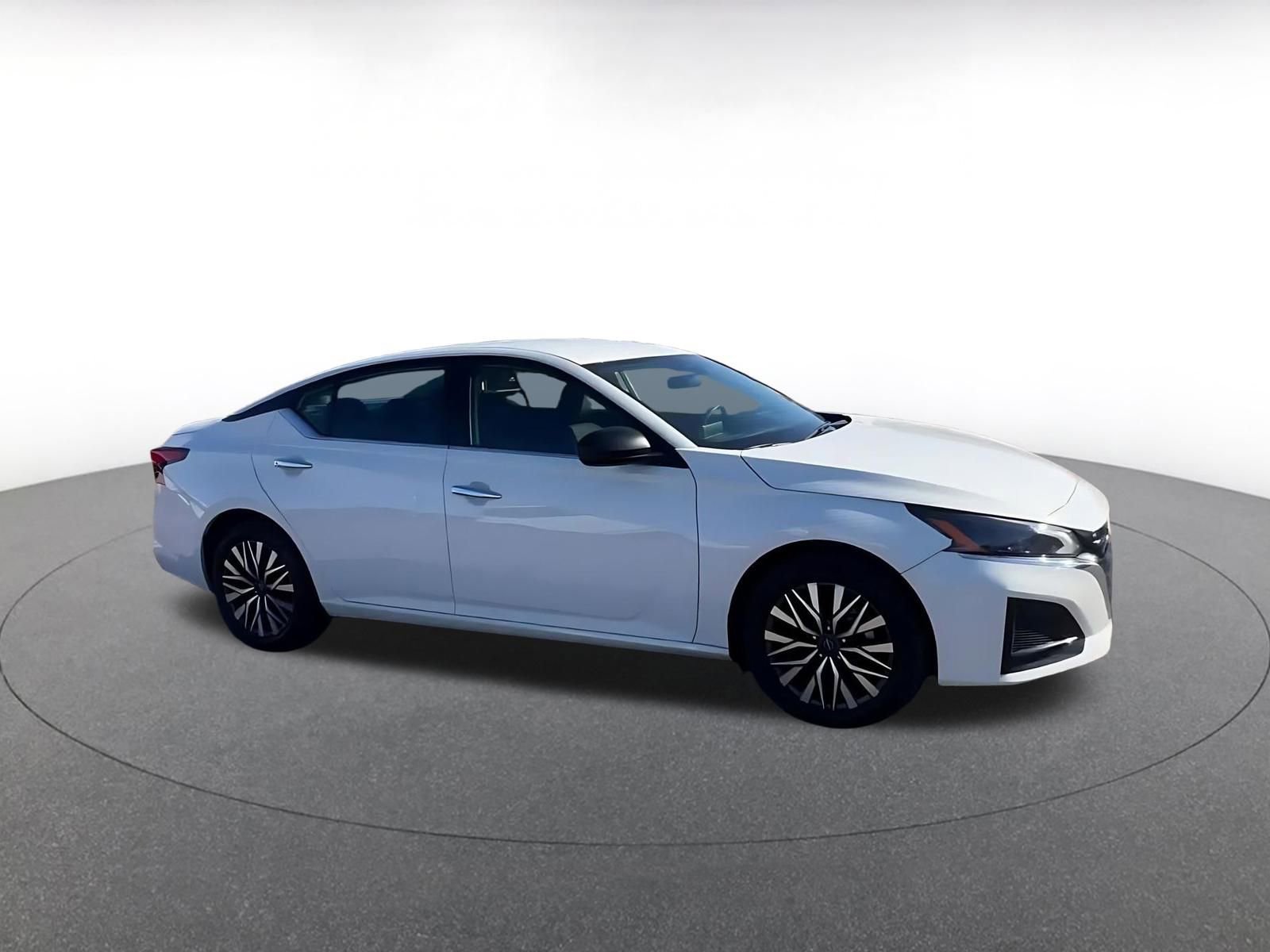 Used 2025 Nissan Altima 2.5 SV image 2