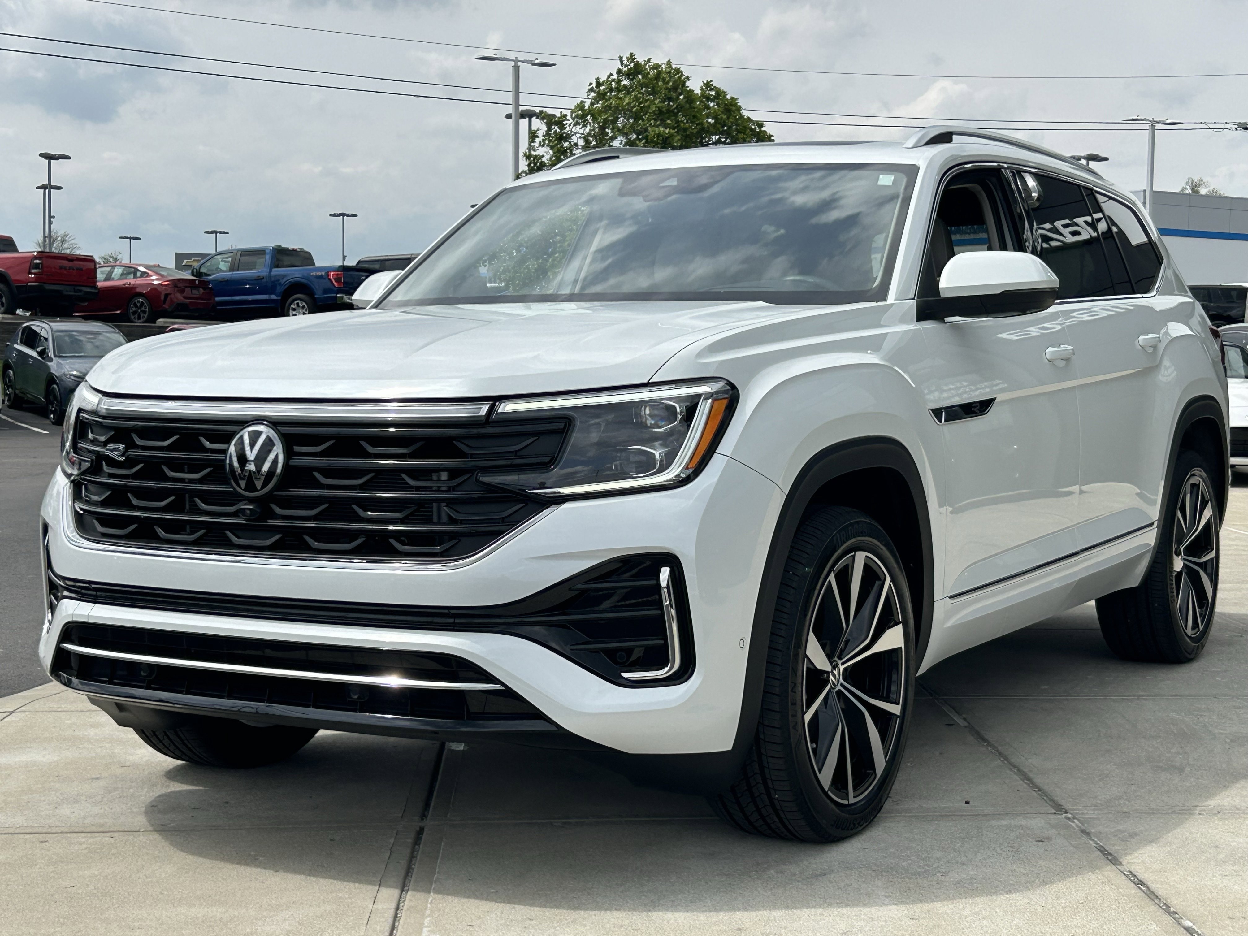 Used 2024 Volkswagen Atlas SEL Premium R-Line image 3