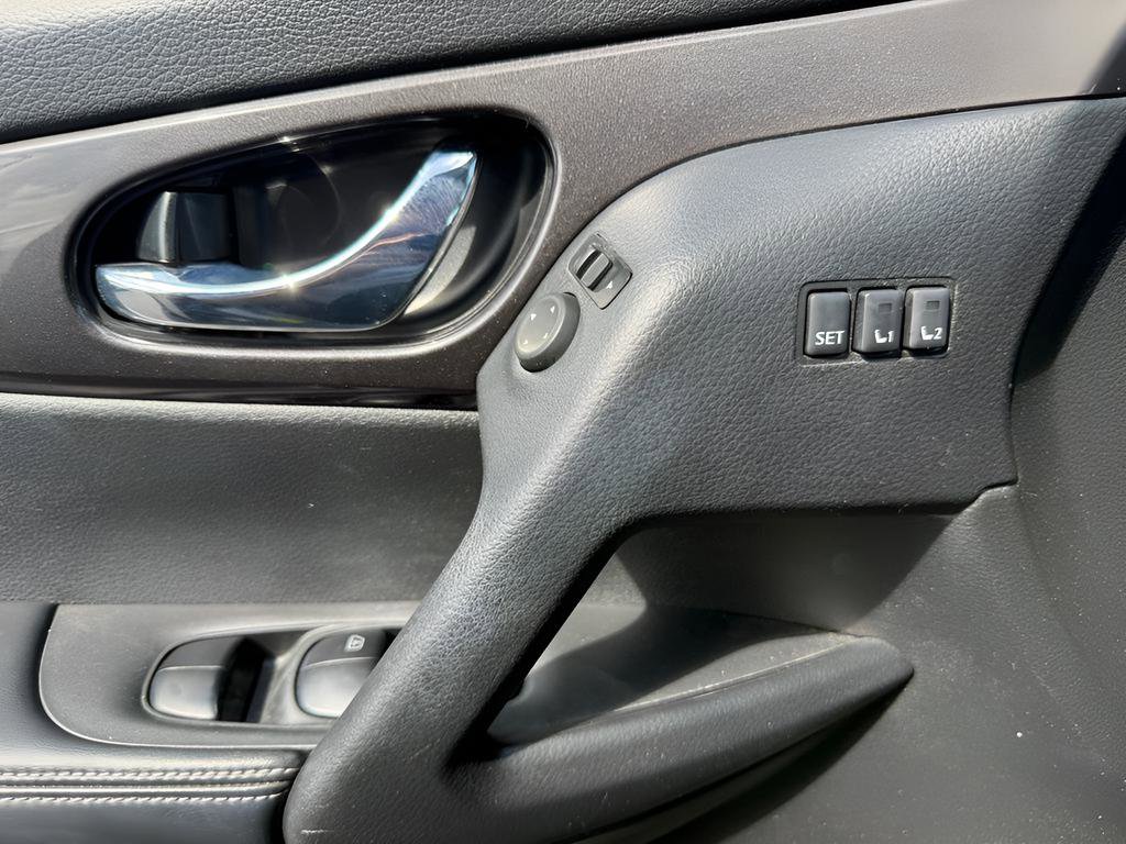 Used 2019 Nissan Rogue SV w/ Premium Package FWD image 25