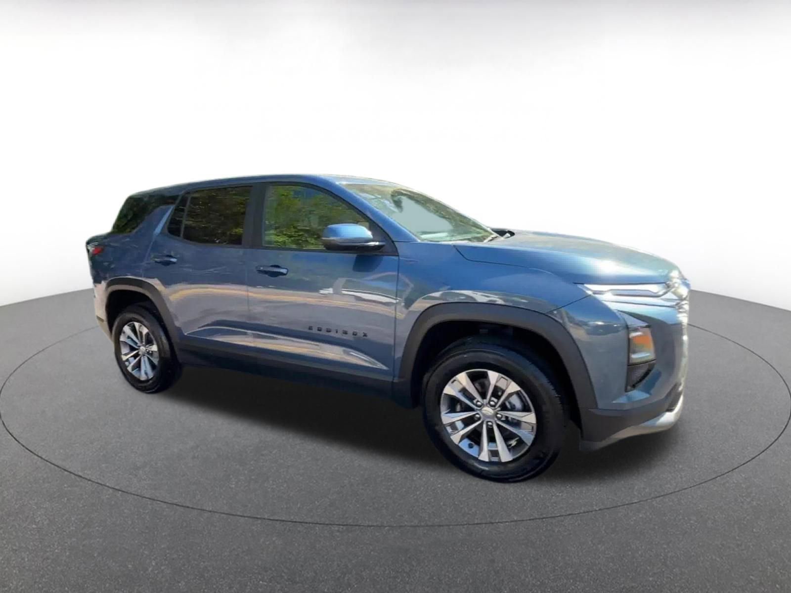 Used 2025 Chevrolet Equinox LT FWD image 2