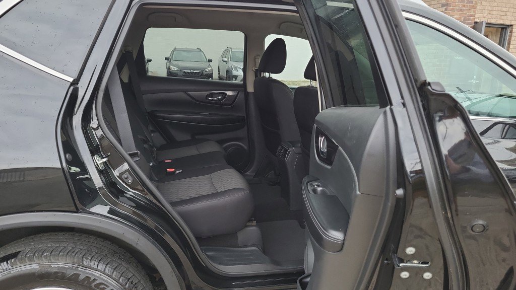 Used 2018 Nissan Rogue S image 22