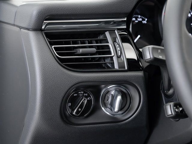 Certified 2025 Porsche Macan image 11