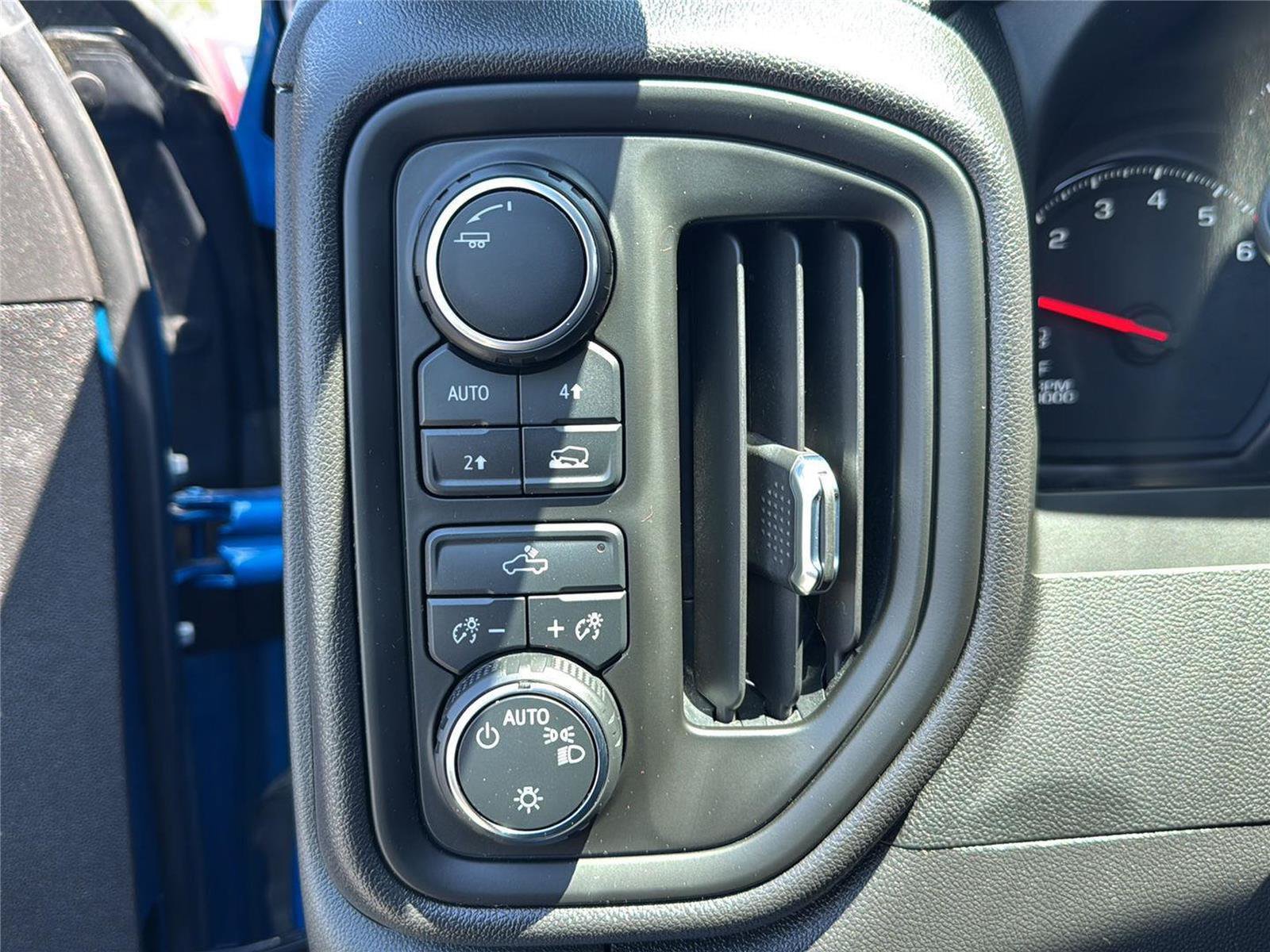 Used 2023 Chevrolet Silverado 1500 Custom AWD/4WD image 18