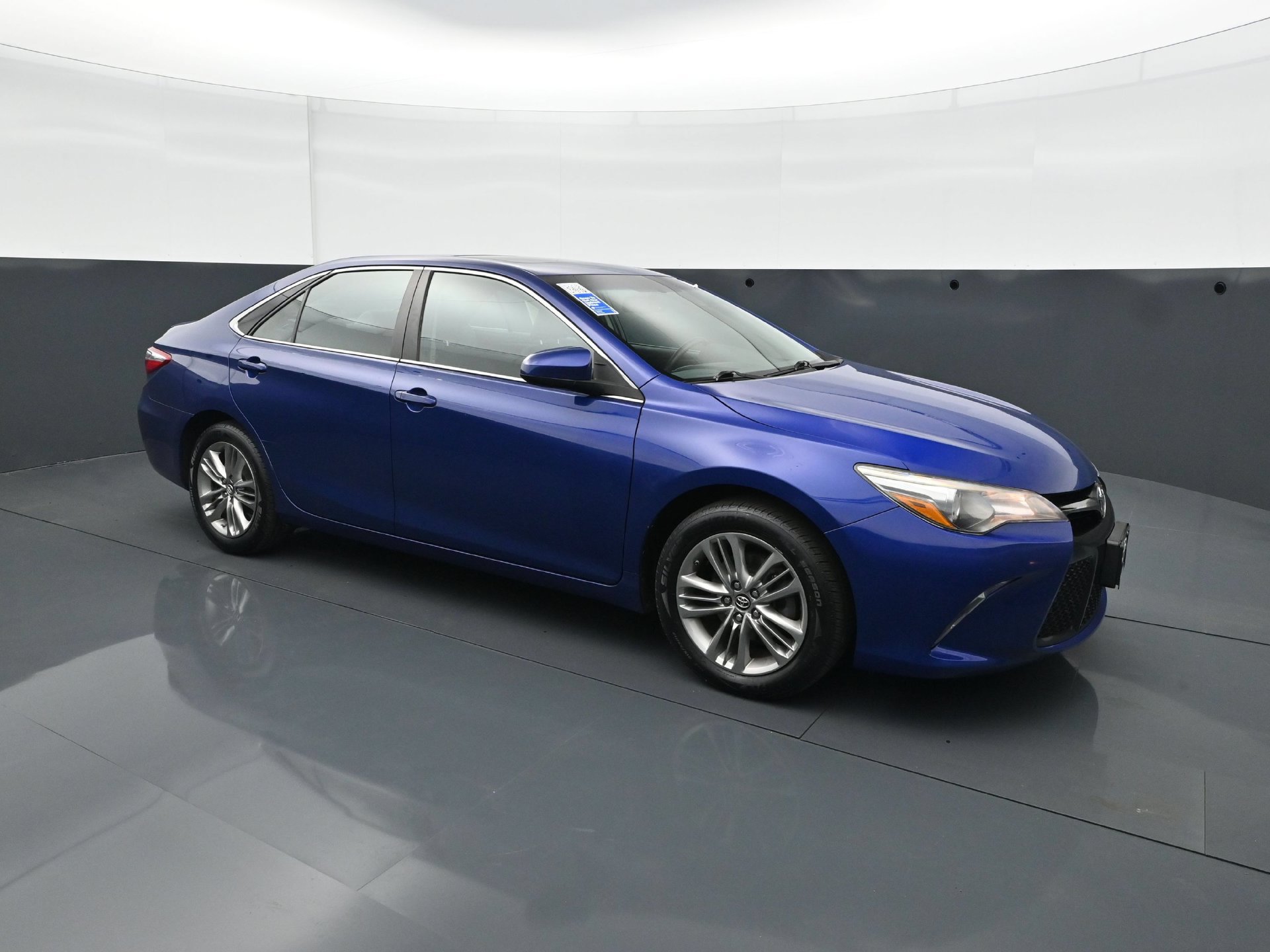 Used 2016 Toyota Camry SE w/ Moonroof Package FWD image 9